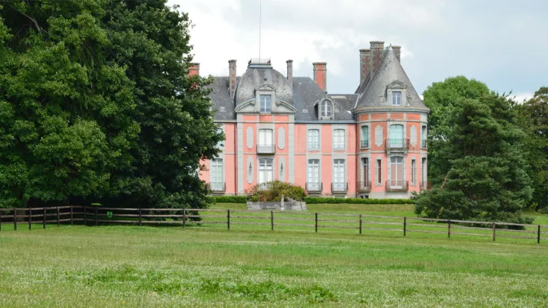 Servitudes et mitoyenneté : les droits invisibles qui pèsent sur la valeur de votre propriété